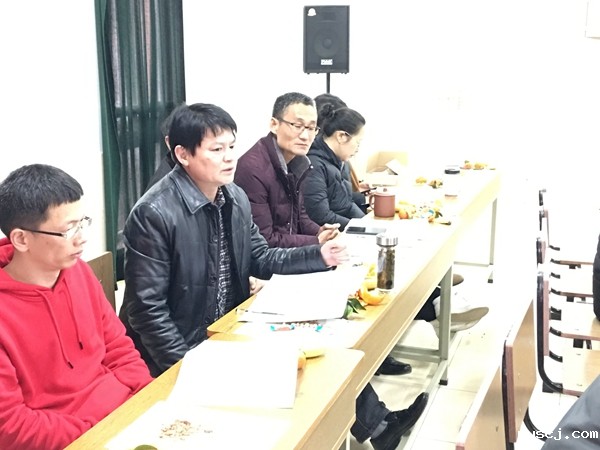 7.数学备课组长杨行保老师作备考措施交流.jpg 7.数学备课组长杨行保老师作备考措施交流.jpg