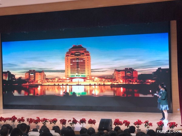 高一（2)班衡小曼 马璐瑶 介绍厦门大学.JPG