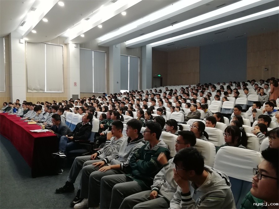 高二年级学生认真听会.jpg