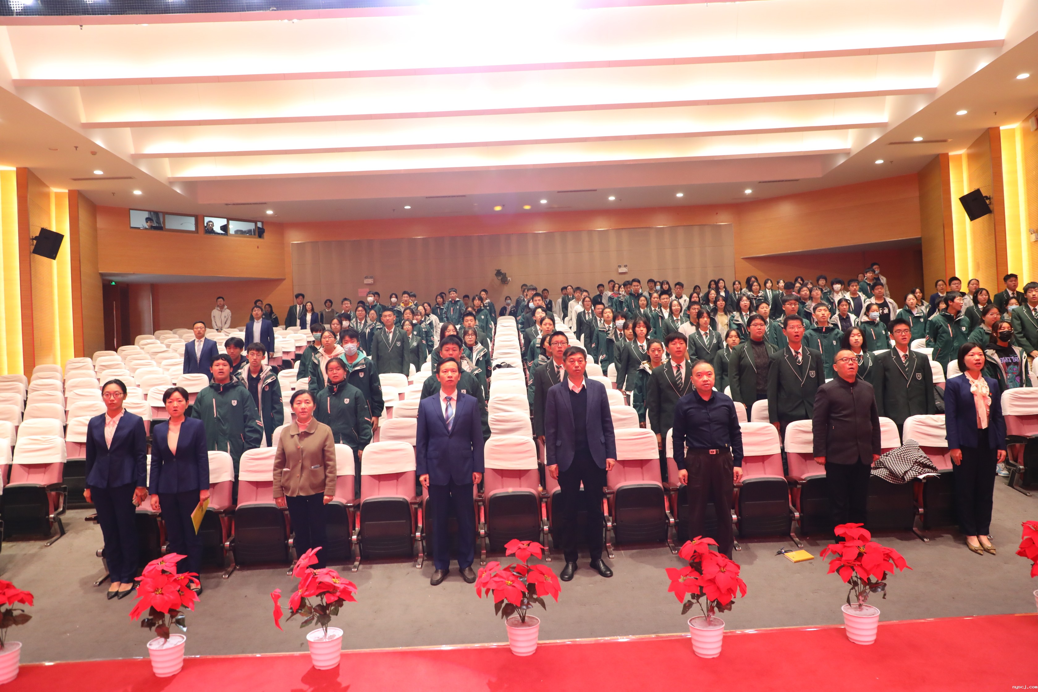 1667369609173703.jpg 1全体师生,奏唱国歌.JPG