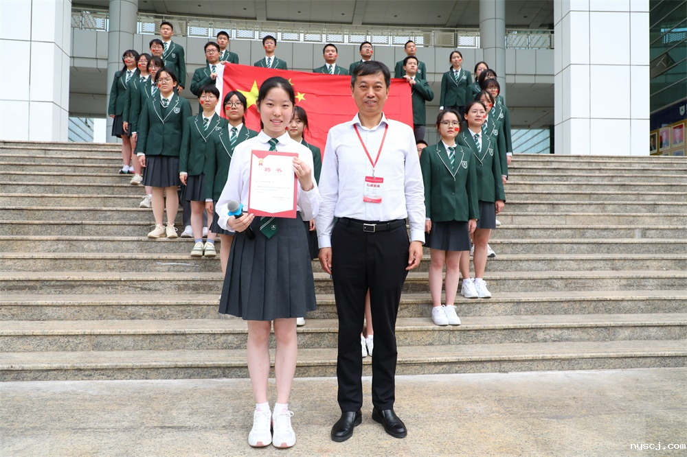 1679303472973126.png 校长颁奖.png