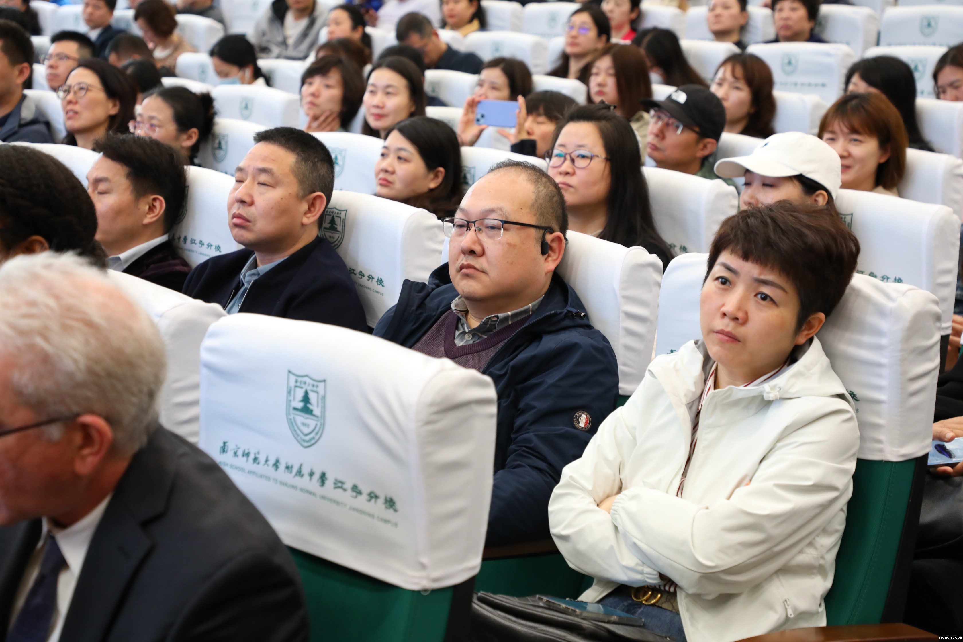 9 家长认真聆听.JPG