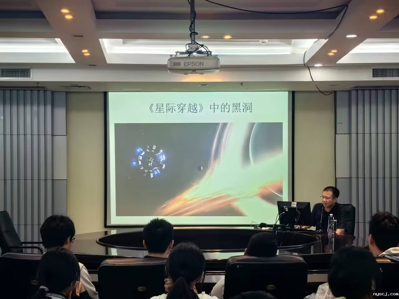 4 东大物理学院郭昊教授带领同学们走进黑洞1.jpg