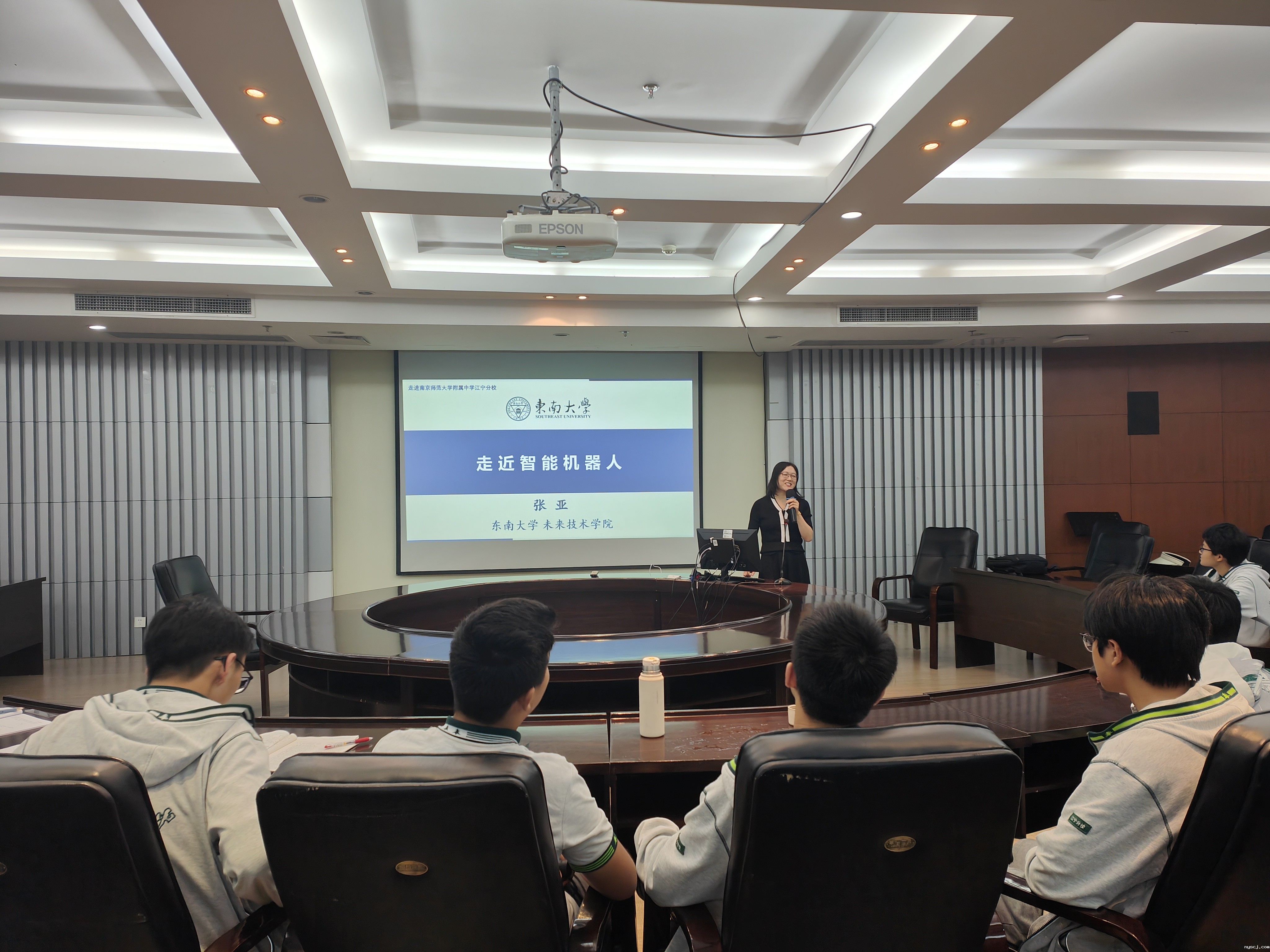 8  走近智能机器人 东大未来科技学院 张亚教授.jpg