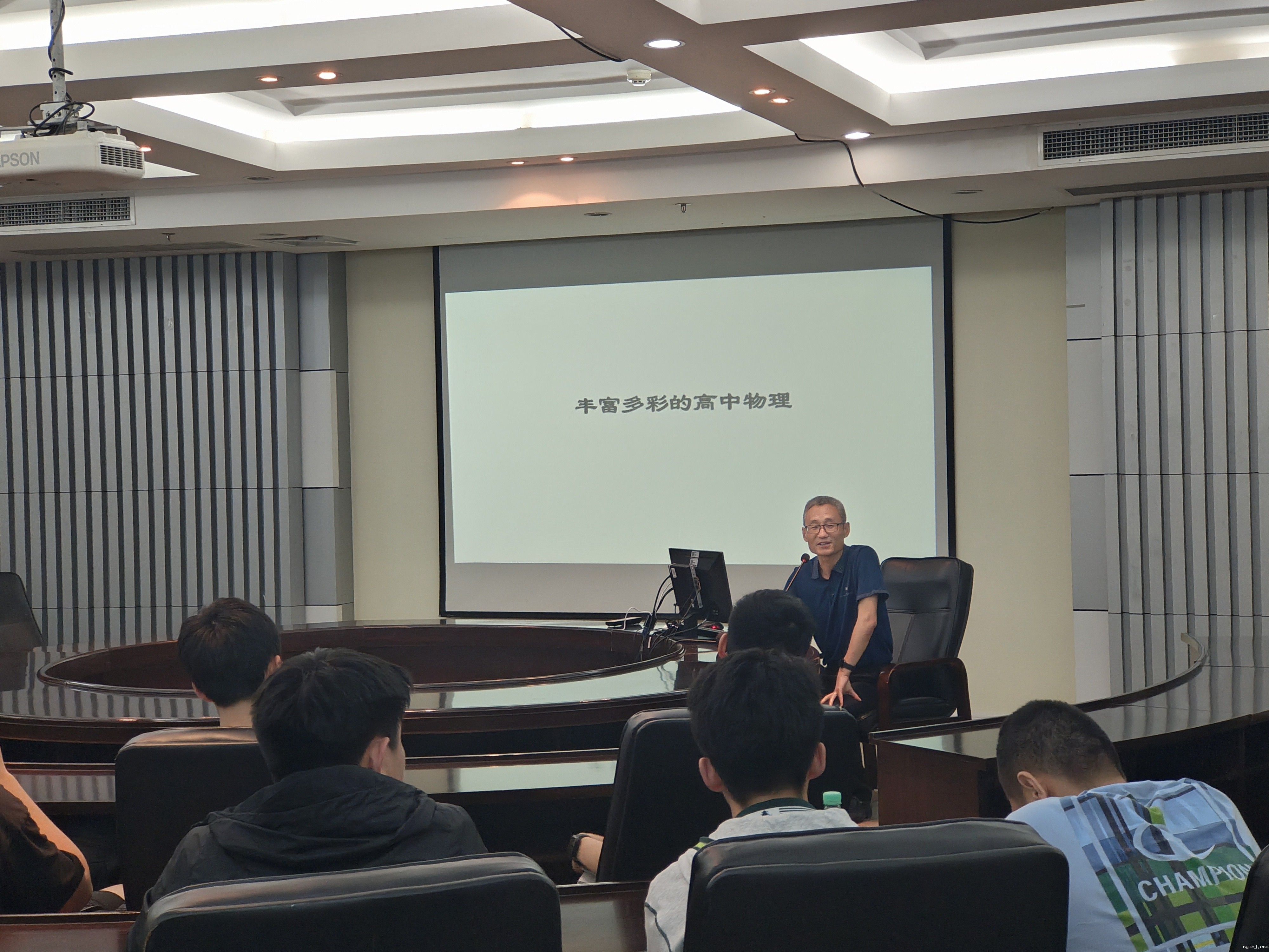 12-3  高中物理竞赛教练孙伏优老师和学生交流物理竞赛相关.jpg