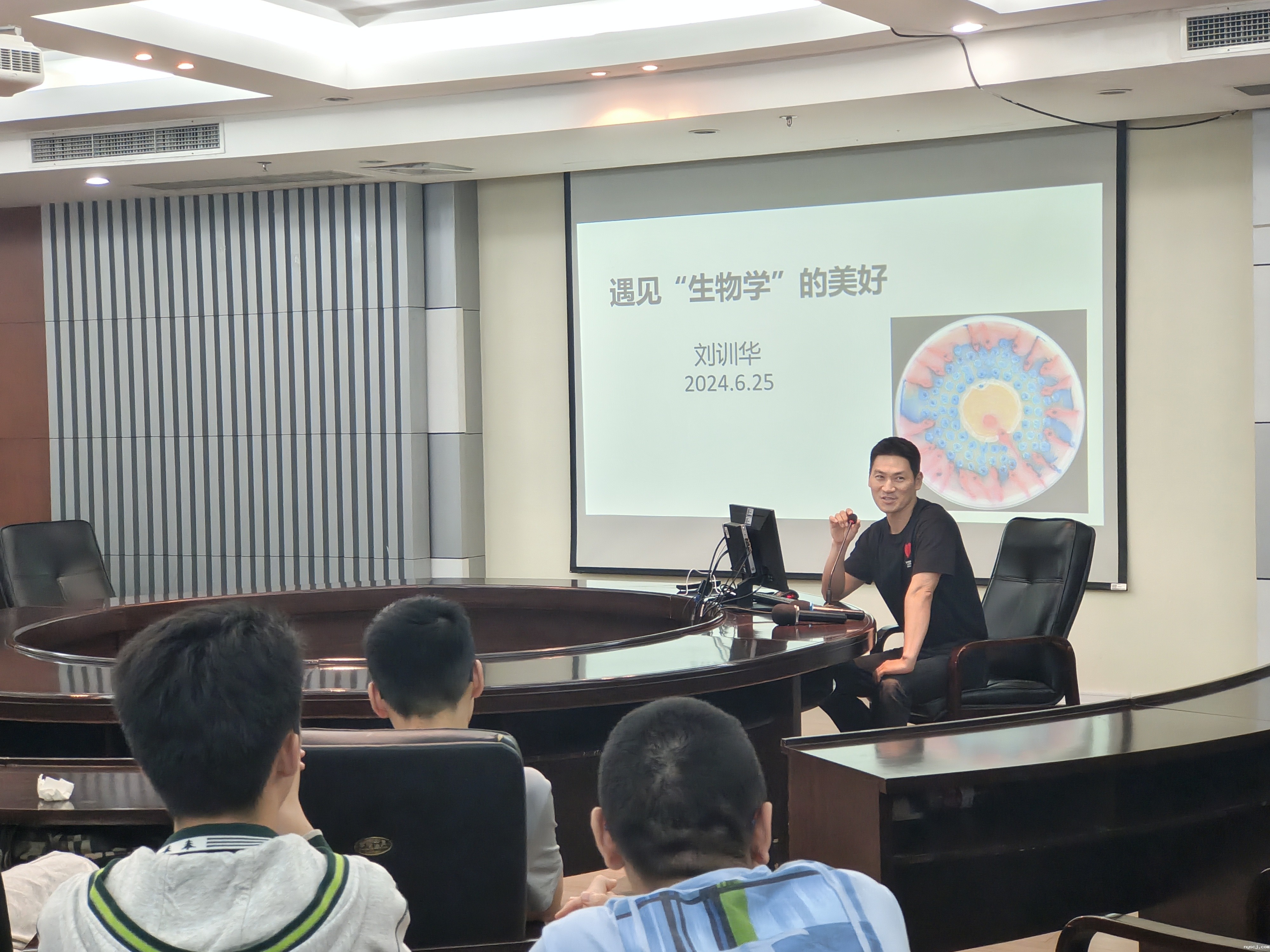 12-4 高中生物竞赛教练刘训华老师和学生交流生物竞赛相关.jpg