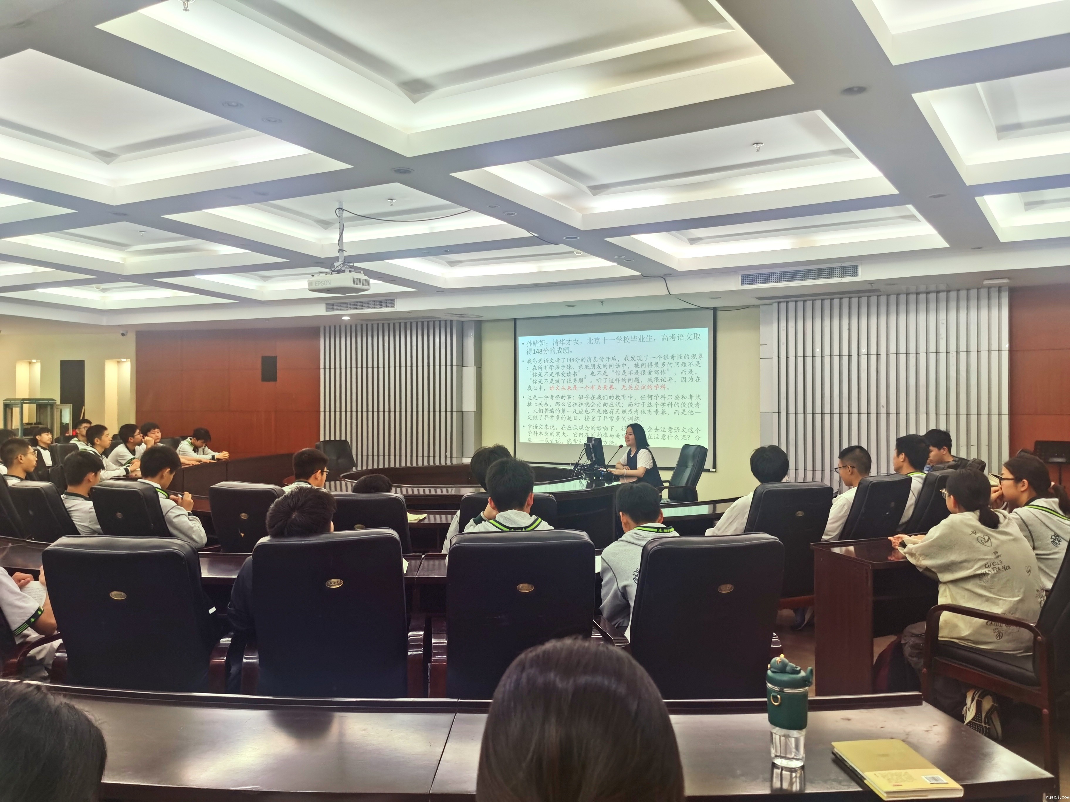 13-3  高中部薛颖颖老师给初高中衔接夏令营学生作阅读指导.jpg