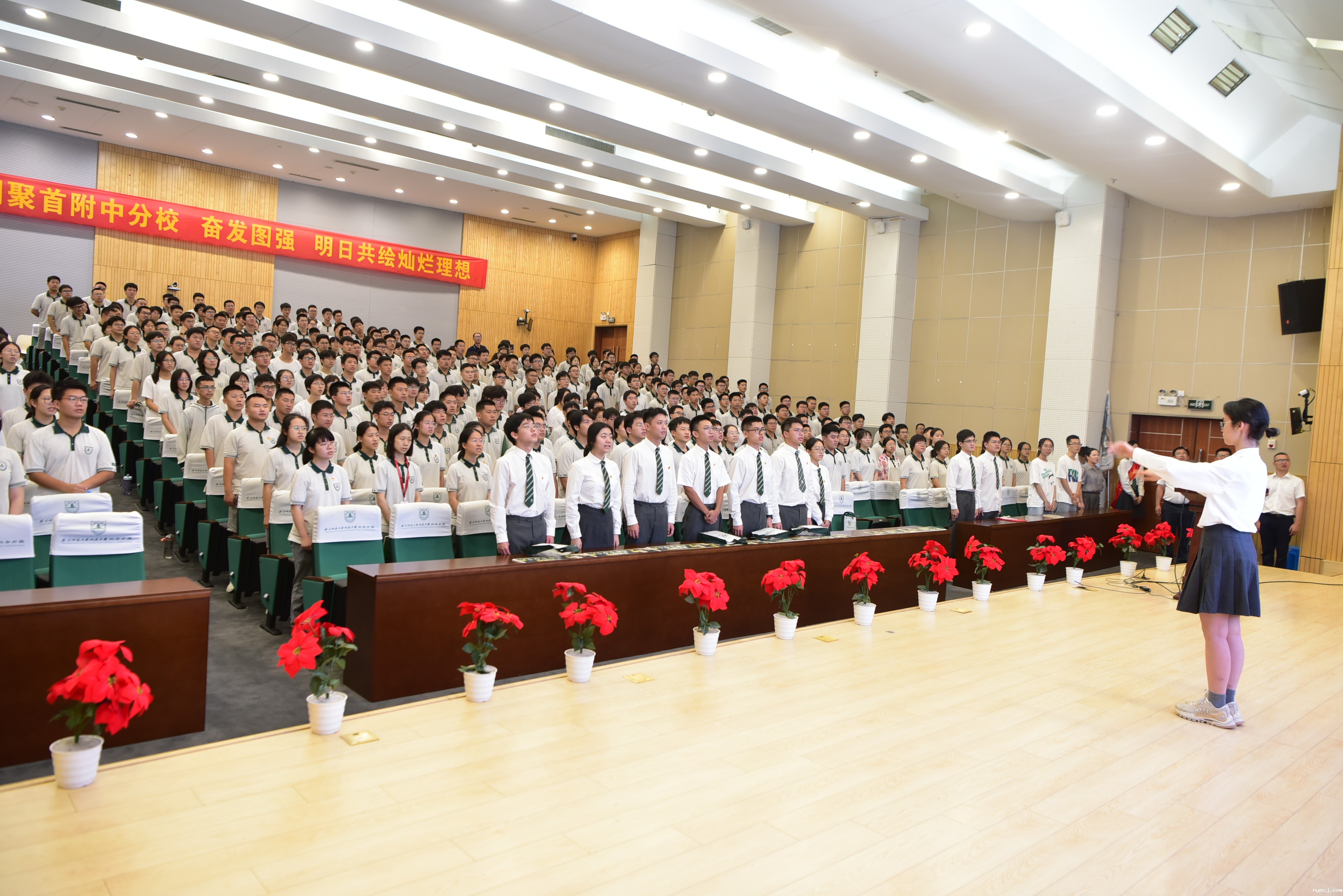 1723542274294810.jpg 14:高唱校歌(指挥:潘慕妍同学).JPG